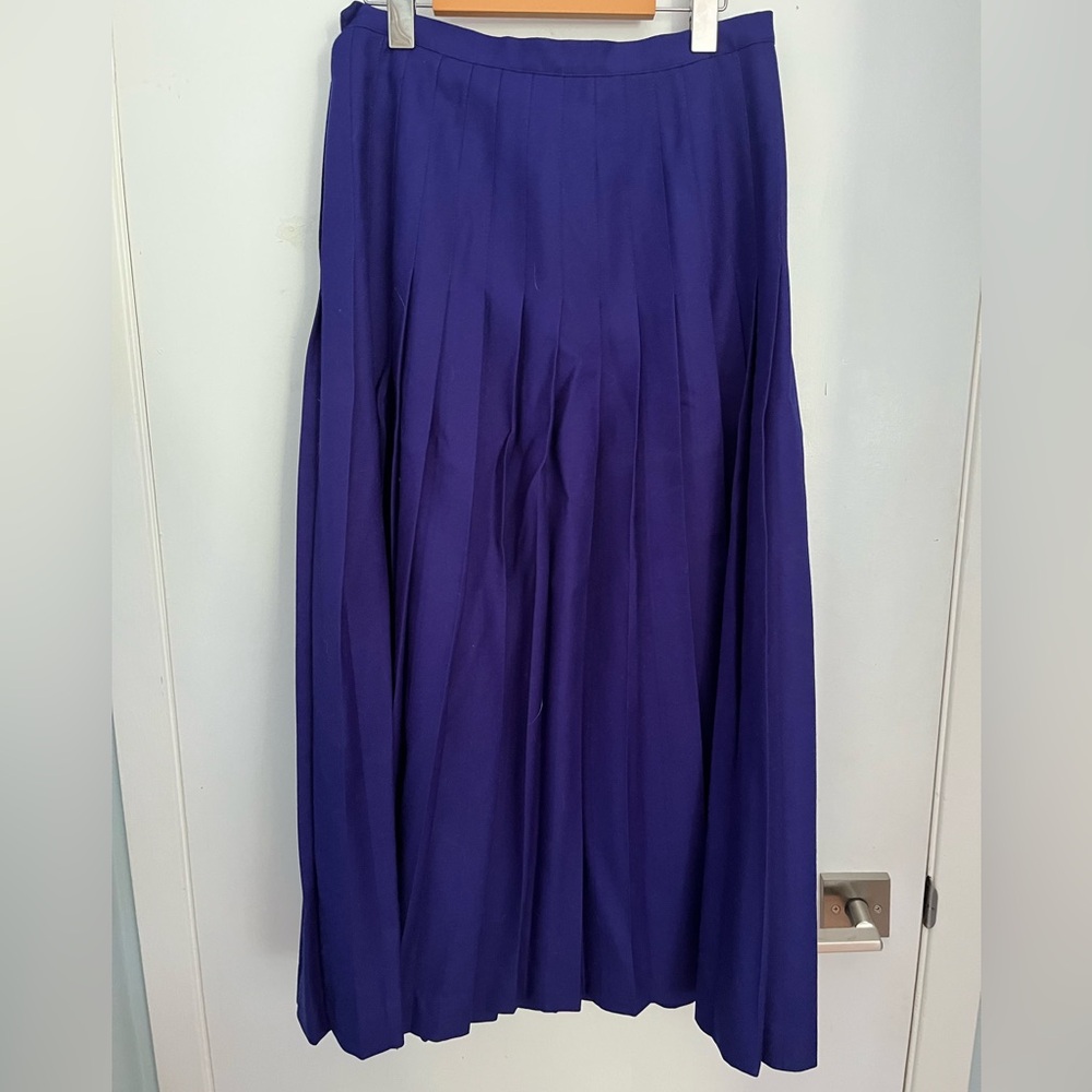 100% Wool Chic Women's A-Line Pleated Skirt in Deep Royal Blue. Waist 28”